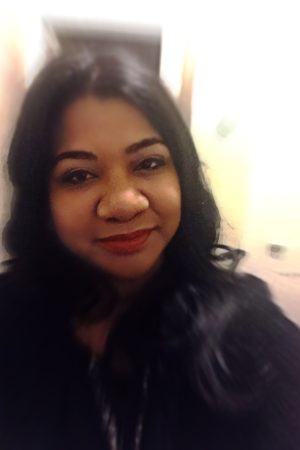 Elle garde toujours ses boucles d’oreilles en argent Samira - rencontre-Cougar-Le Havre